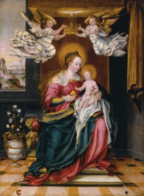 Die thronende Maria hält das Jesuskind in ihrem linken Arm, welches auf ihrem Schoß sitzt.