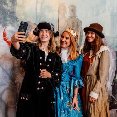 Artikelbild Perücke, Prunk und Partylaune