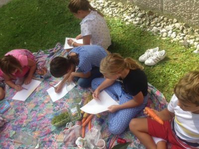 Kinder malen in der Wiese