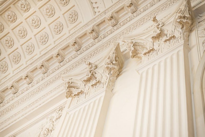 eine weiße, reichlich Stuckverzierte Wand im Salzburger DomQuartier