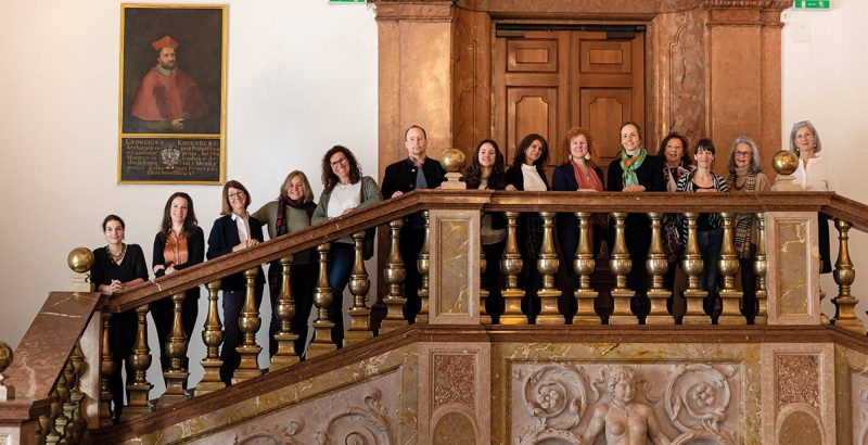 Das Vermittlungsteam auf der Treppe im Carabinierisaal, Residenz zu Salzburg