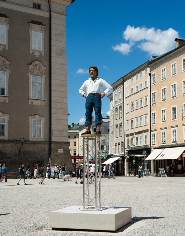 Stephan Balkenhol. Là ci darem la mano ... Figaro am Residenzplatz © Stephan Balkenhol, Bildrecht, Wien 2026 Foto: Dominik Kusion